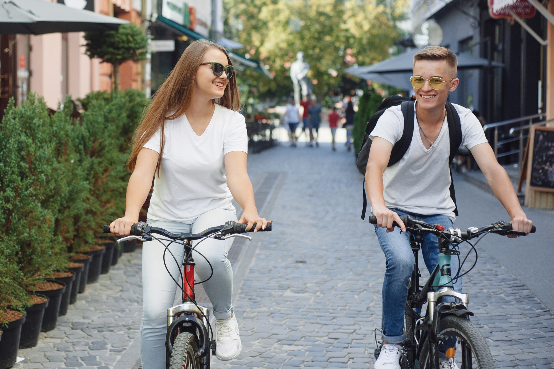 Dwoje studentów jedzie na rowerach ulicą w mieście