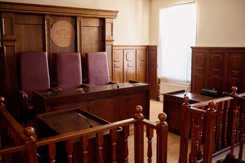 Sala sądowa z drewnianymi meblami i fotelami sędziowskimi