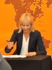miniatura Agnieszka Surmacka podczas podpisywania dokumentu o wspolprace