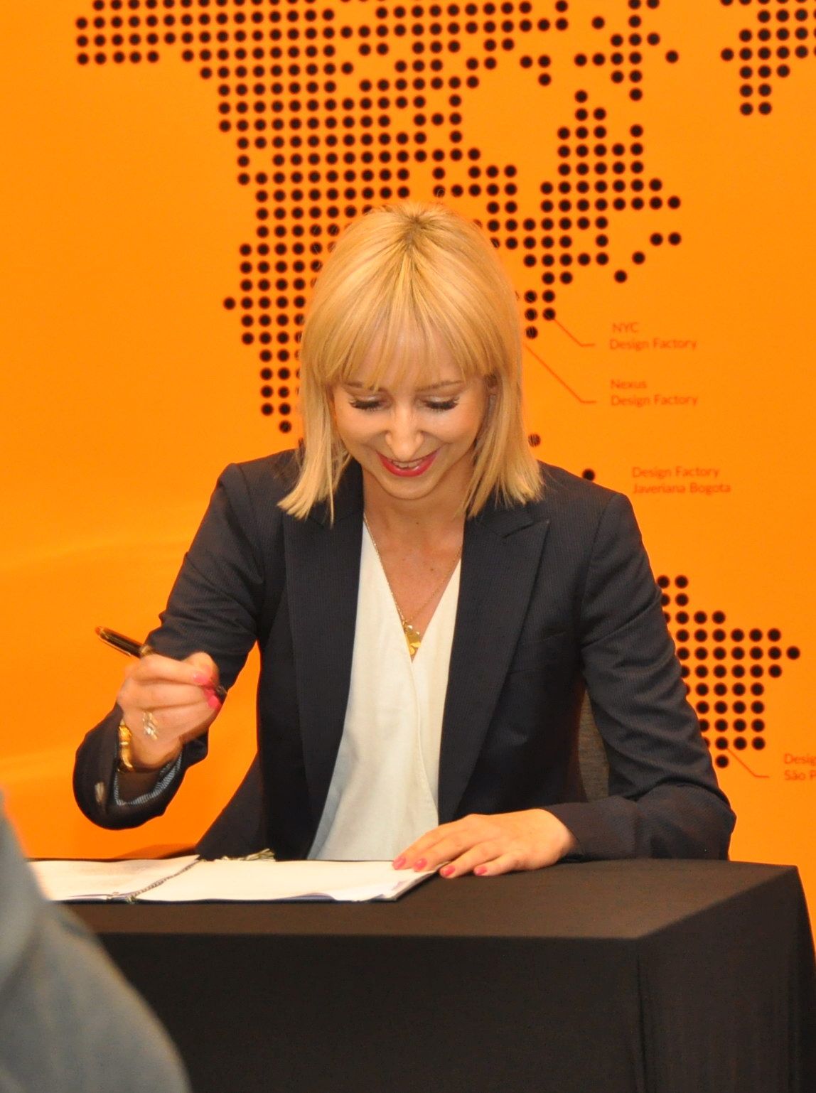 Agnieszka Surmacka podczas podpisywania dokumentu o wspolprace
