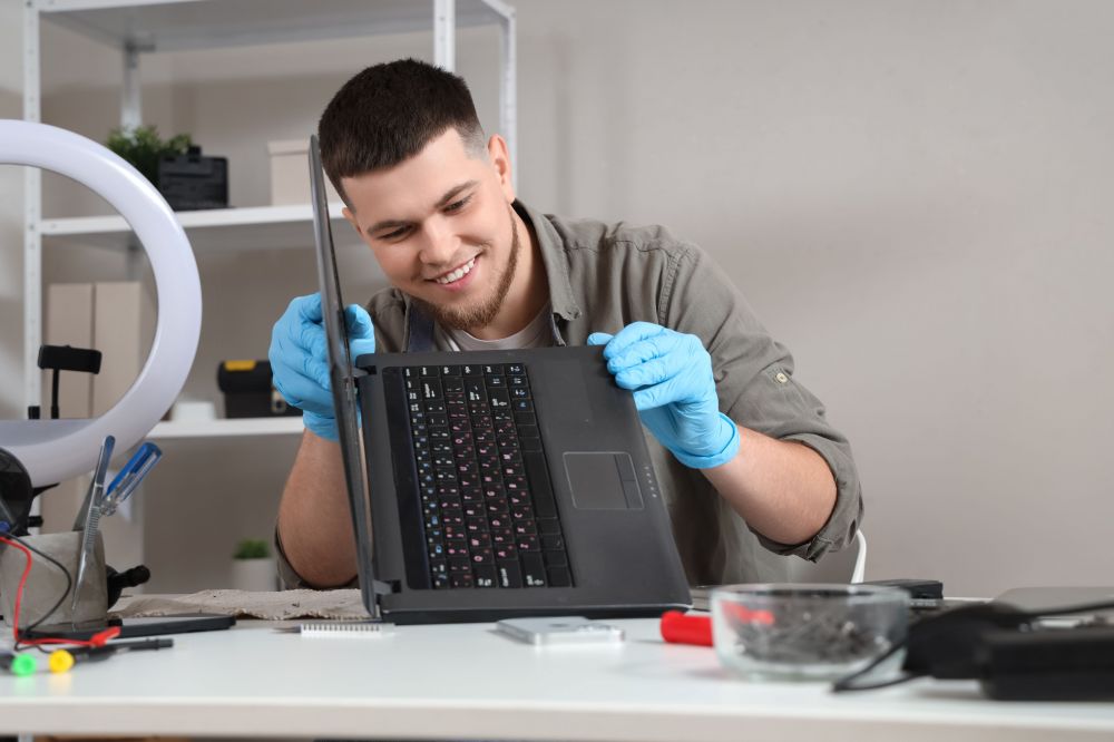 Czy naprawa laptopa może być tania