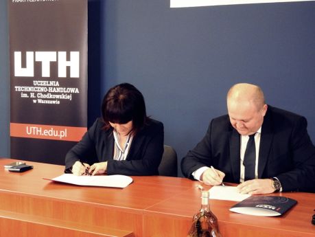 Na umowie podpisy złożyli Rektor Uczelni dr Iwona Przychocka, prof. UTH oraz Dyrektor IAS Robert Antoszkiewicz