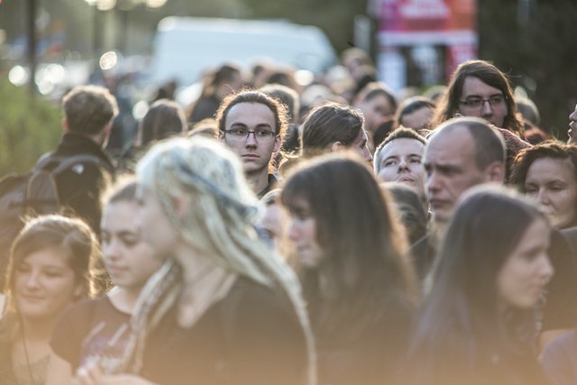 Publiczność oczekująca na otwarcie bram Stodoły - fot_Bartek Janiczek